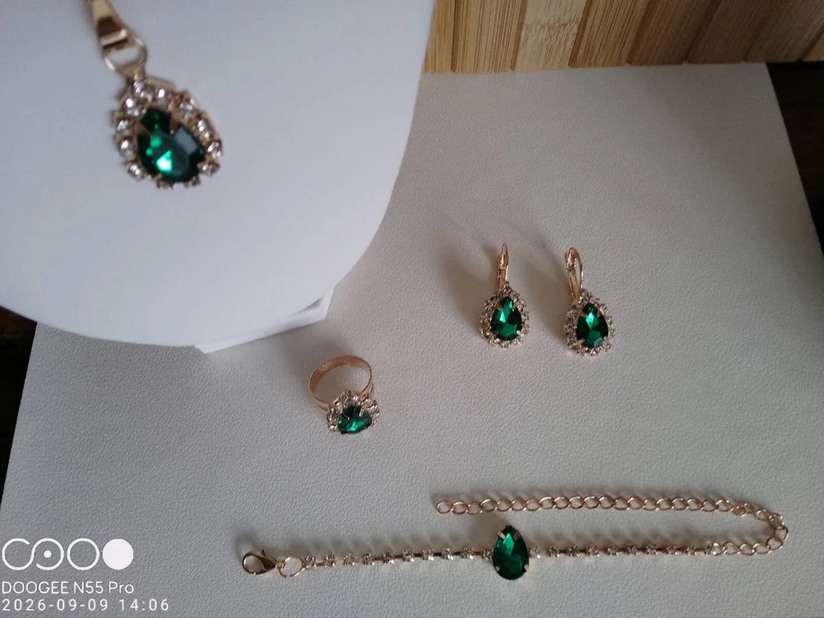 Women's 4 Piece Vintage Style Costume Jewellery Se - Image 4