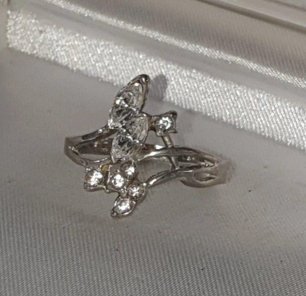 Vintage Silver & White Sapphire Ring Size 'P/7.5' - Image 3