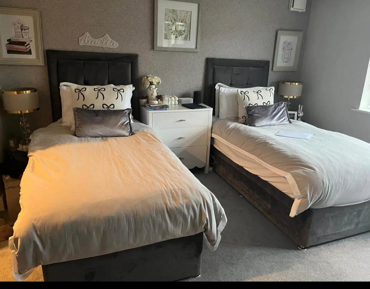 2 single beds - Image 1
