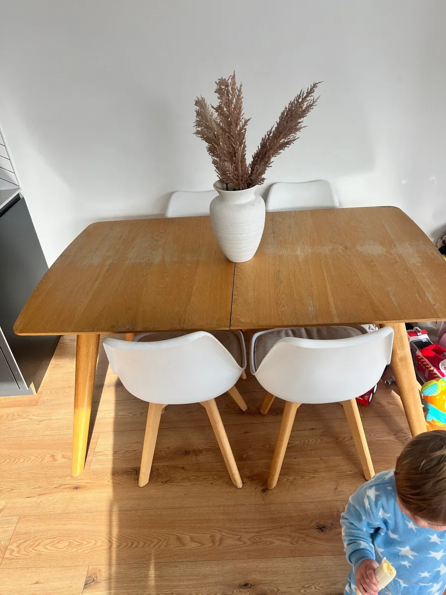 Extendable dining table and 6 chairs - Image 1