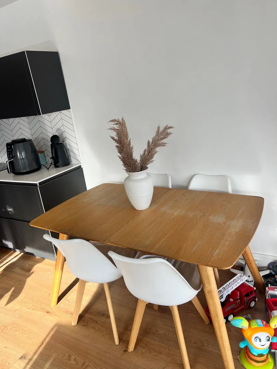 Extendable dining table and 6 chairs - Image 2