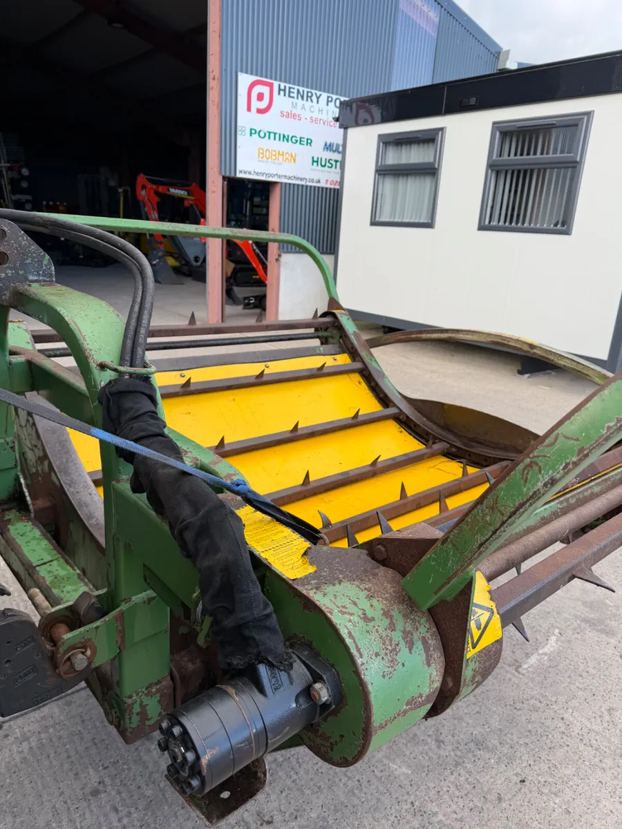 Hustler SL350 Bale Feeder Unroller - Image 1