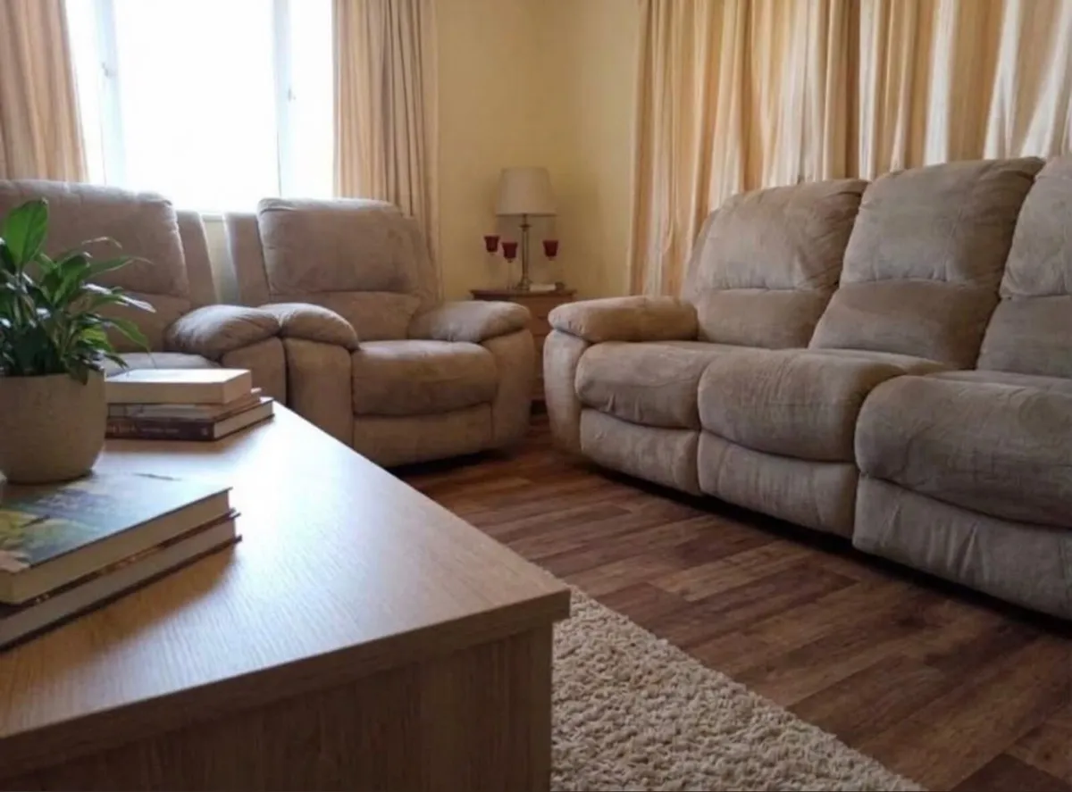 Suite of furniture - Image 1