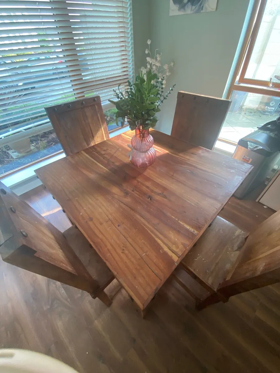 Table and chairs - Image 1