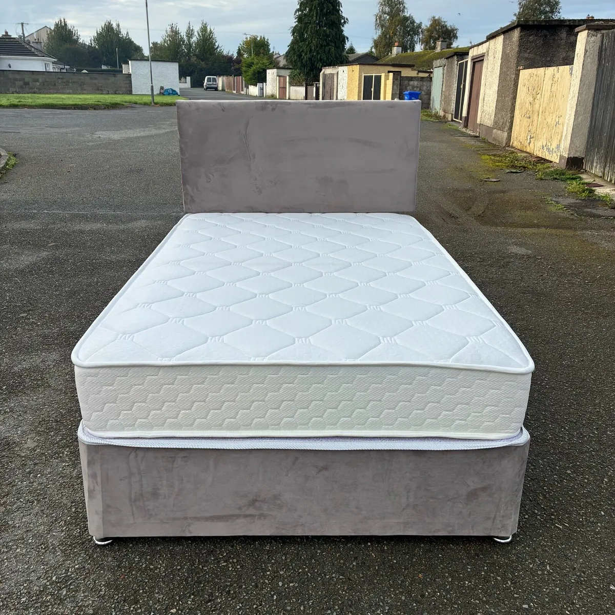 Lovely 4ft Small double Bed & Mattress - Image 1