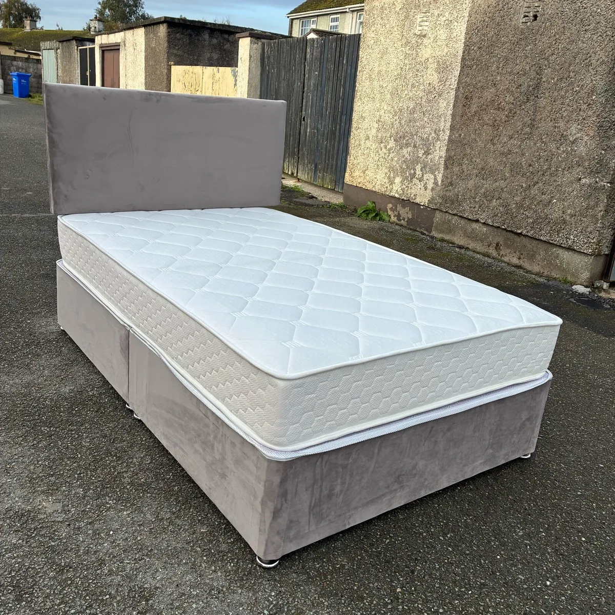 Lovely 4ft Small double Bed & Mattress - Image 3