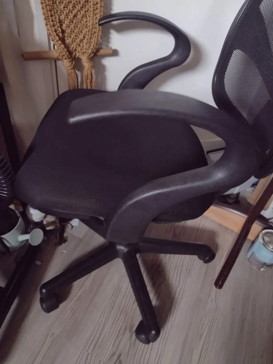 Ergonomic office chair with armrests - Image 2