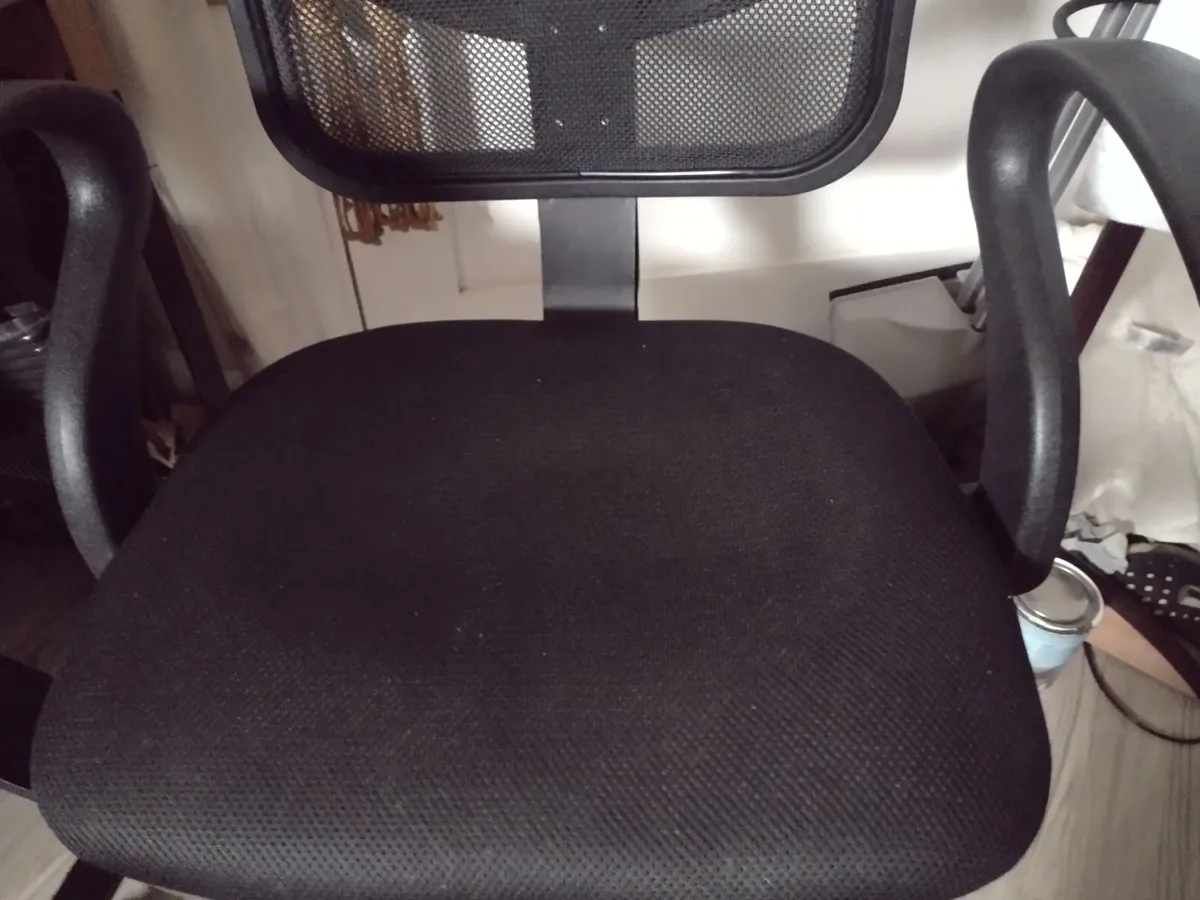 Ergonomic office chair with armrests - Image 1