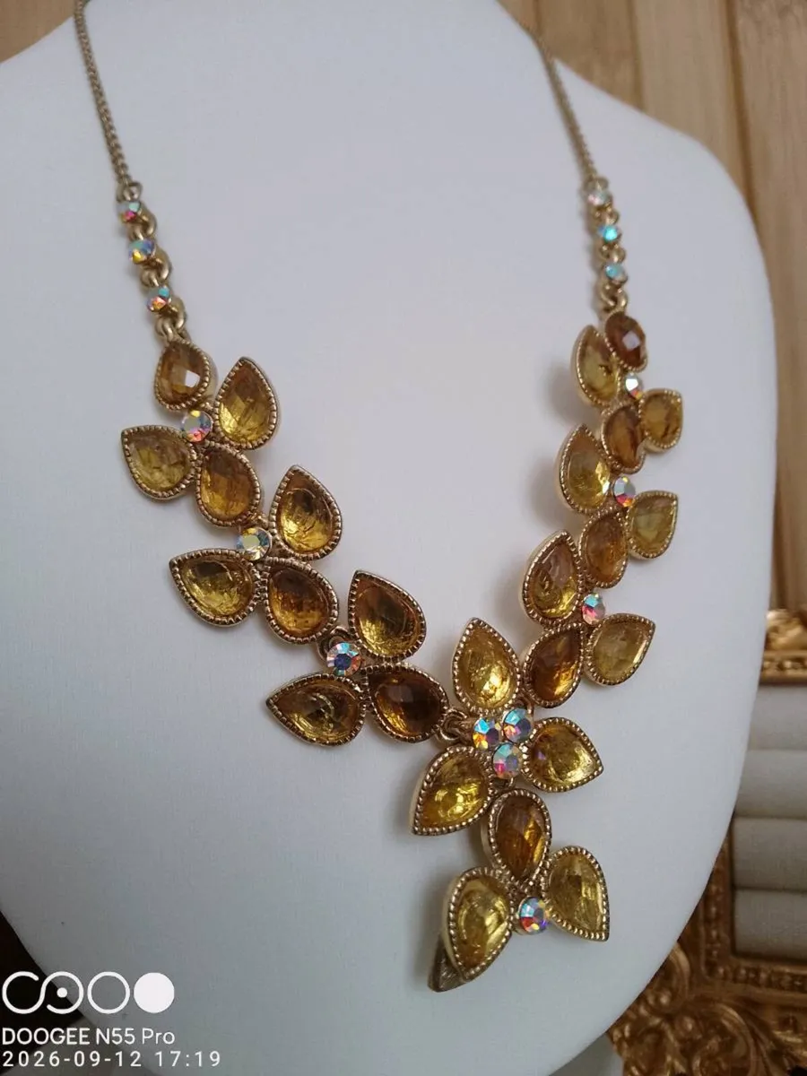 Women's Vintage Style Necklace - Image 3