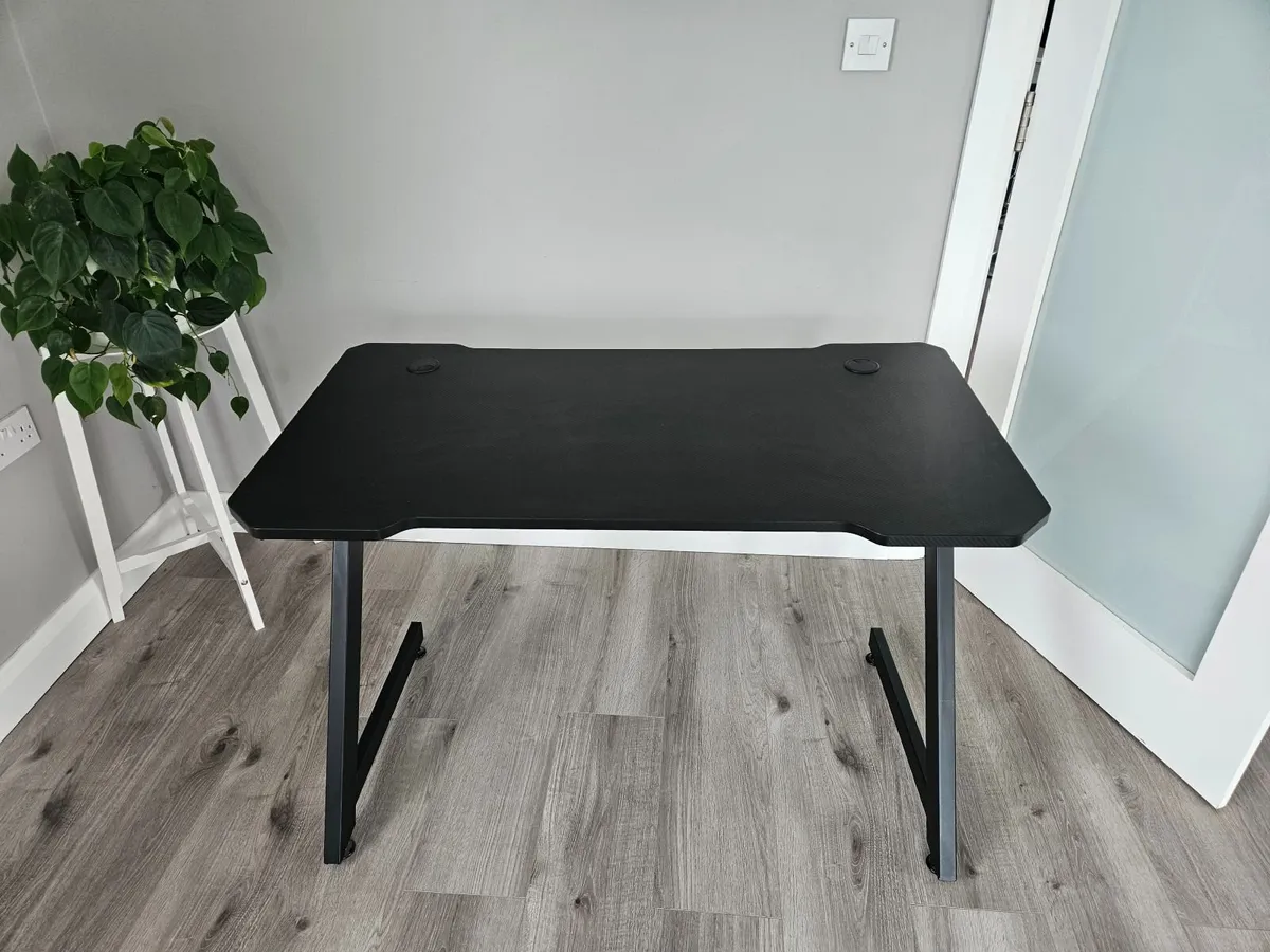 Gaming desk - Image 1