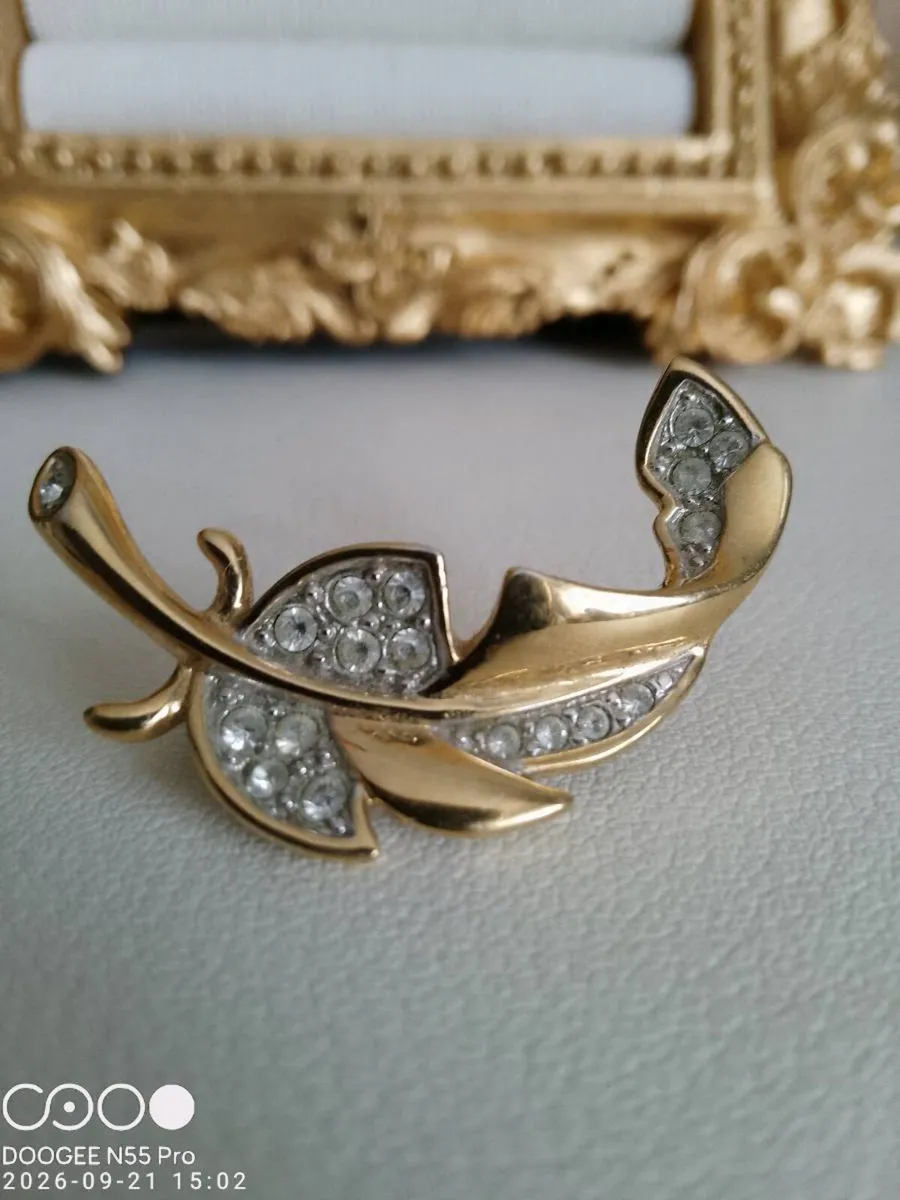 Women's Vintage Zirconia Diamond Brooch - Image 1