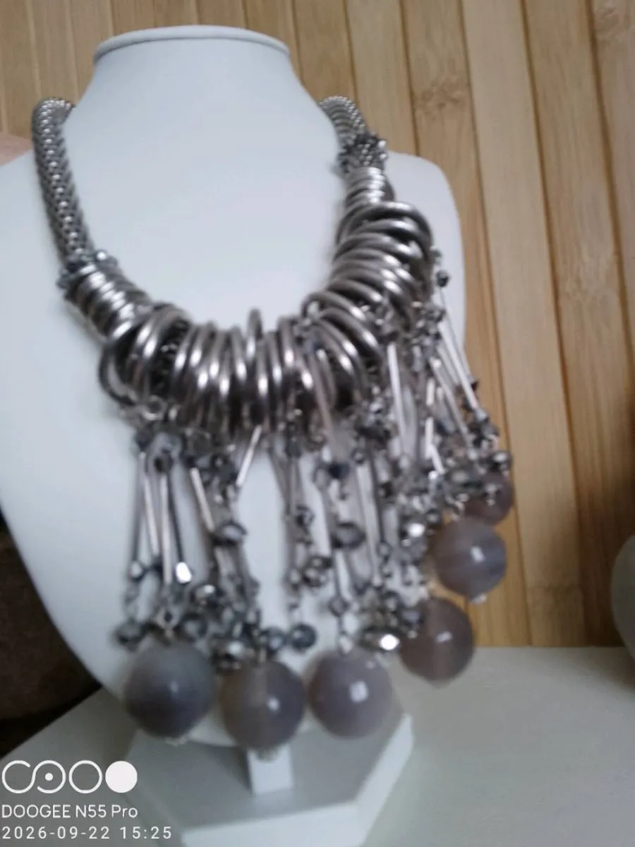 Women's Vintage Style Necklace - Image 2