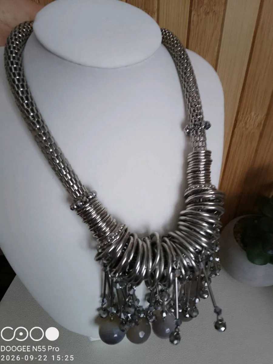 Women's Vintage Style Necklace - Image 3