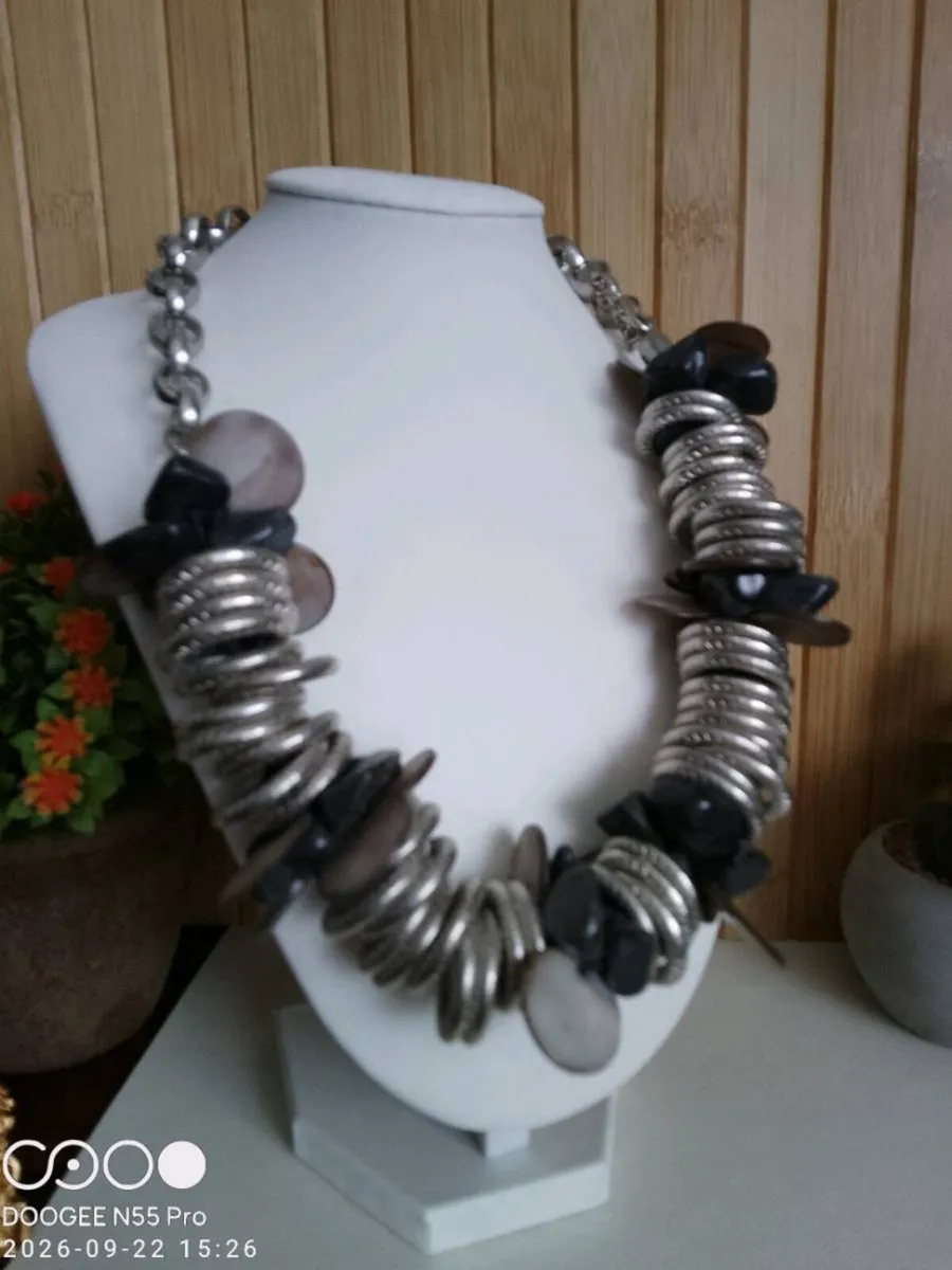 Women's Vintage Style Necklace - Image 1