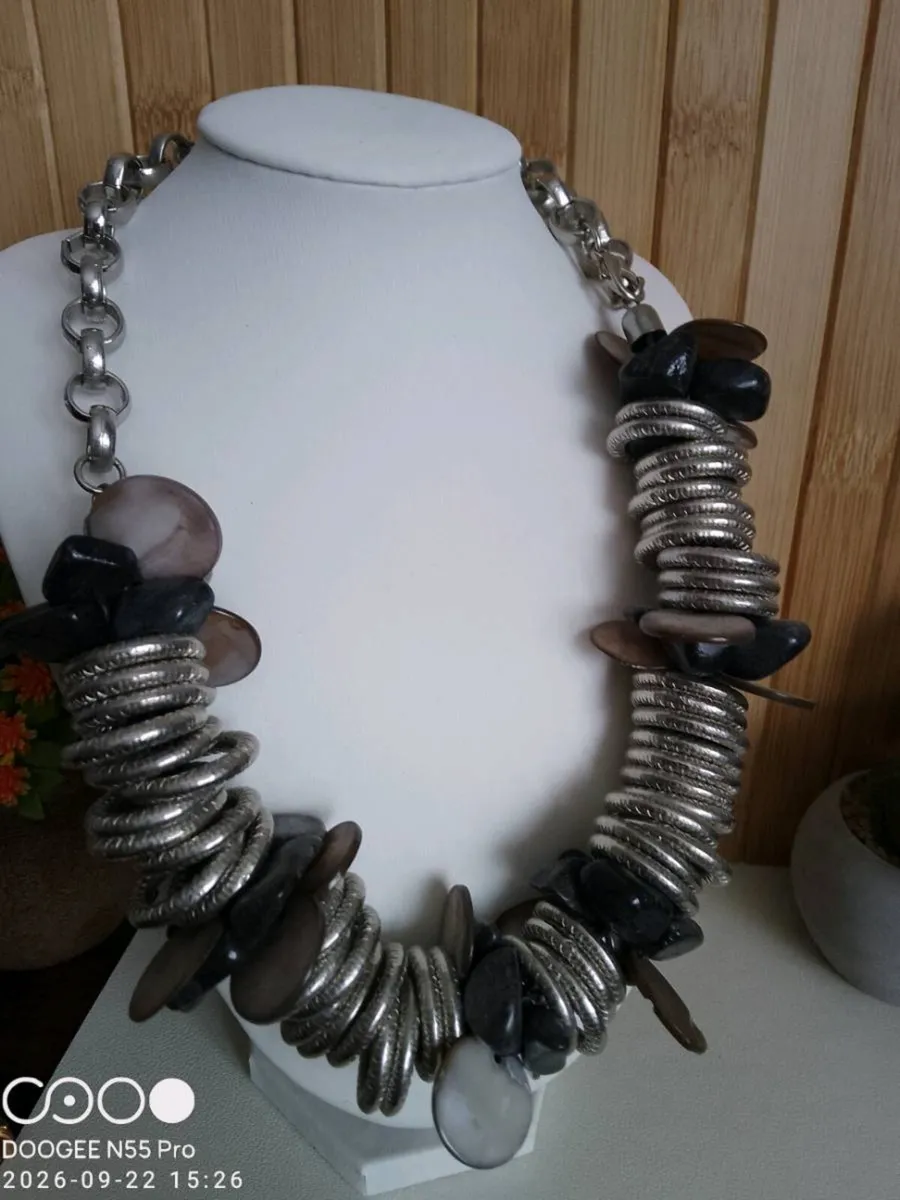 Women's Vintage Style Necklace - Image 2