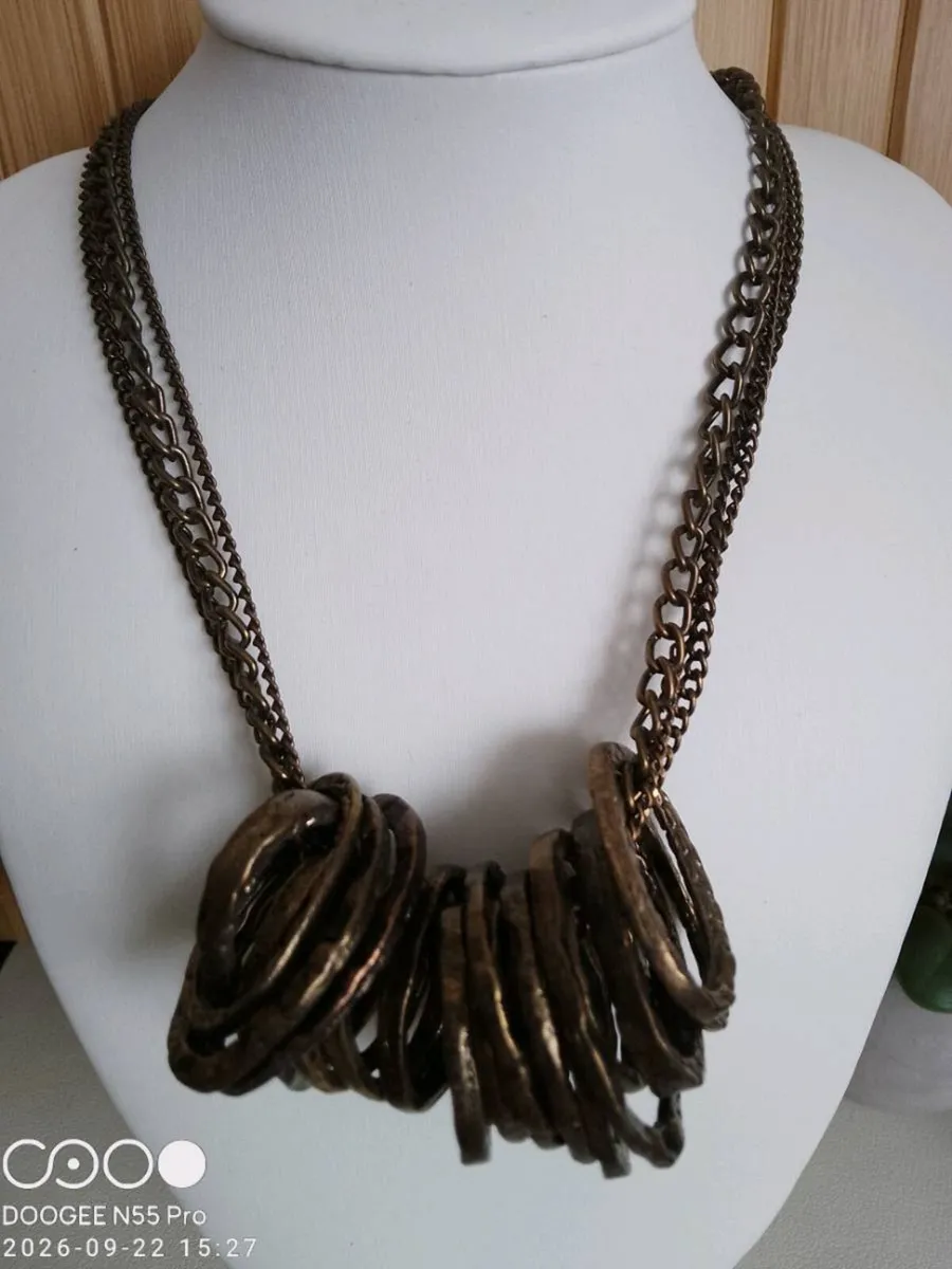 Women's Vintage Style Necklace - Image 3