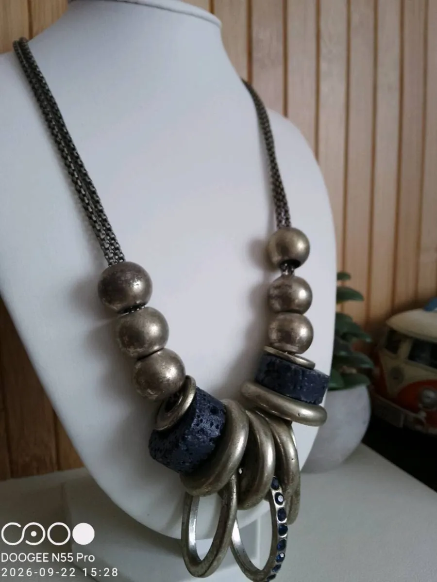 Women's Vintage Style Necklace - Image 2