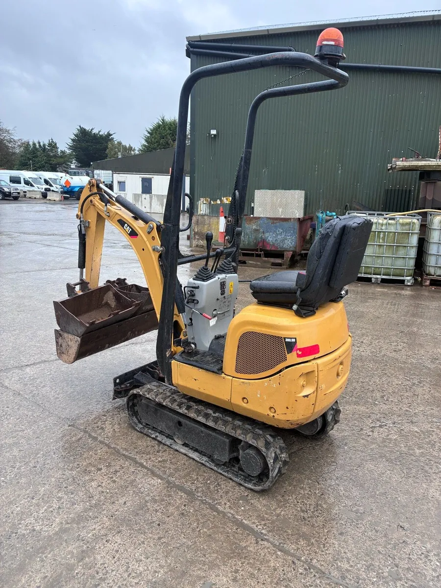 Caterpillar 1 ton excavator - Image 3