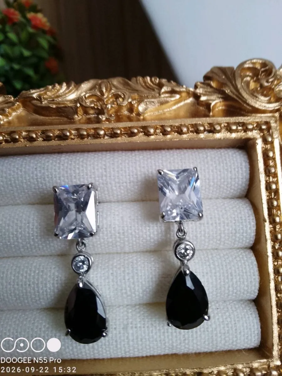 Women's Vintage Style Necklace and Earrings - Image 4