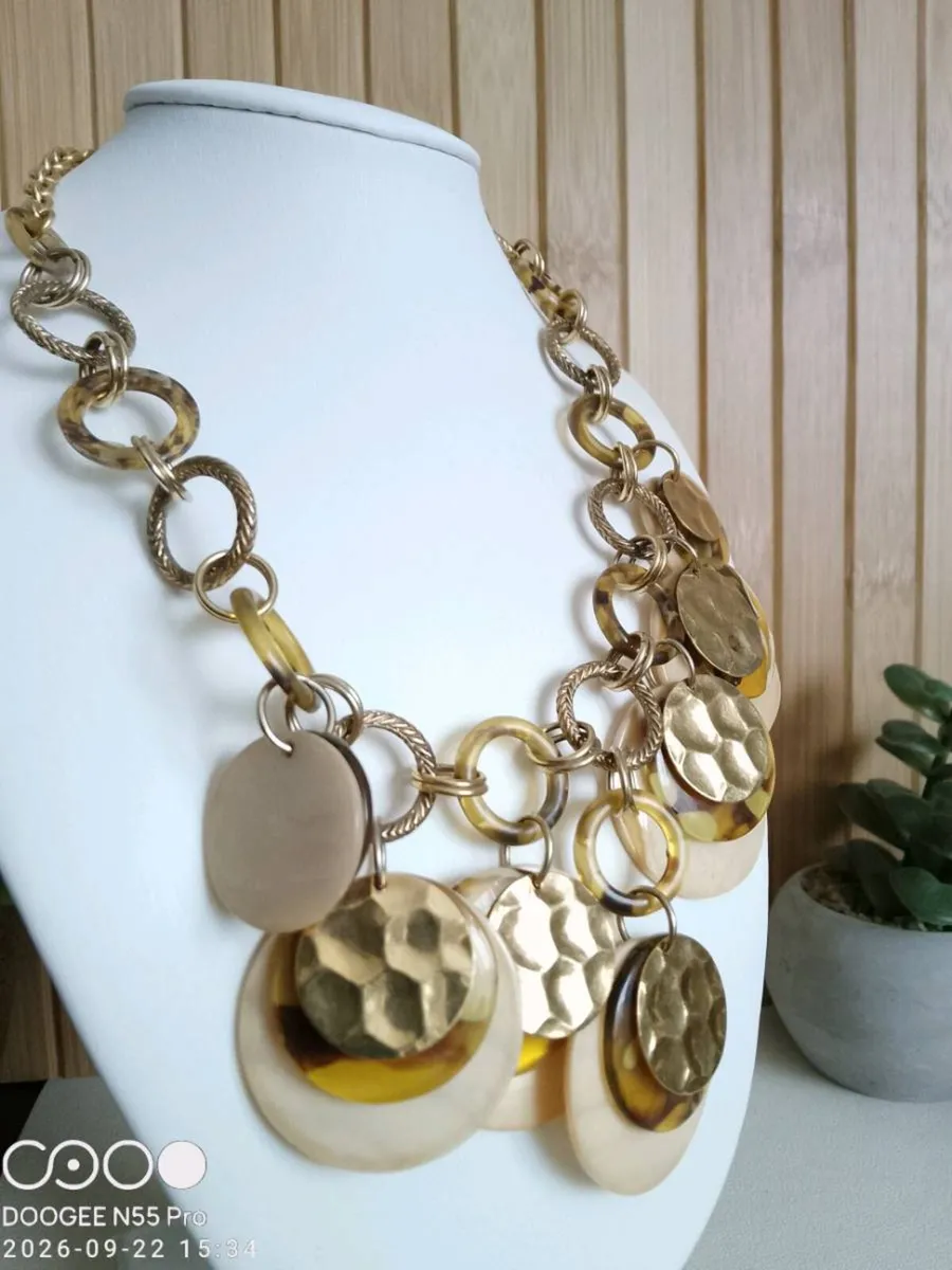 Women's Vintage Style Necklace - Image 2