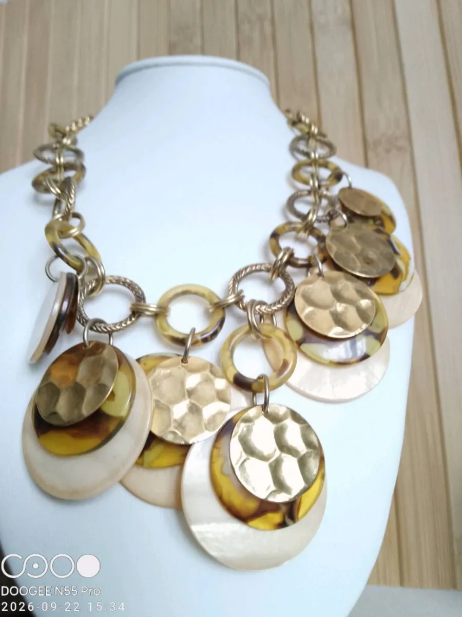Women's Vintage Style Necklace - Image 3