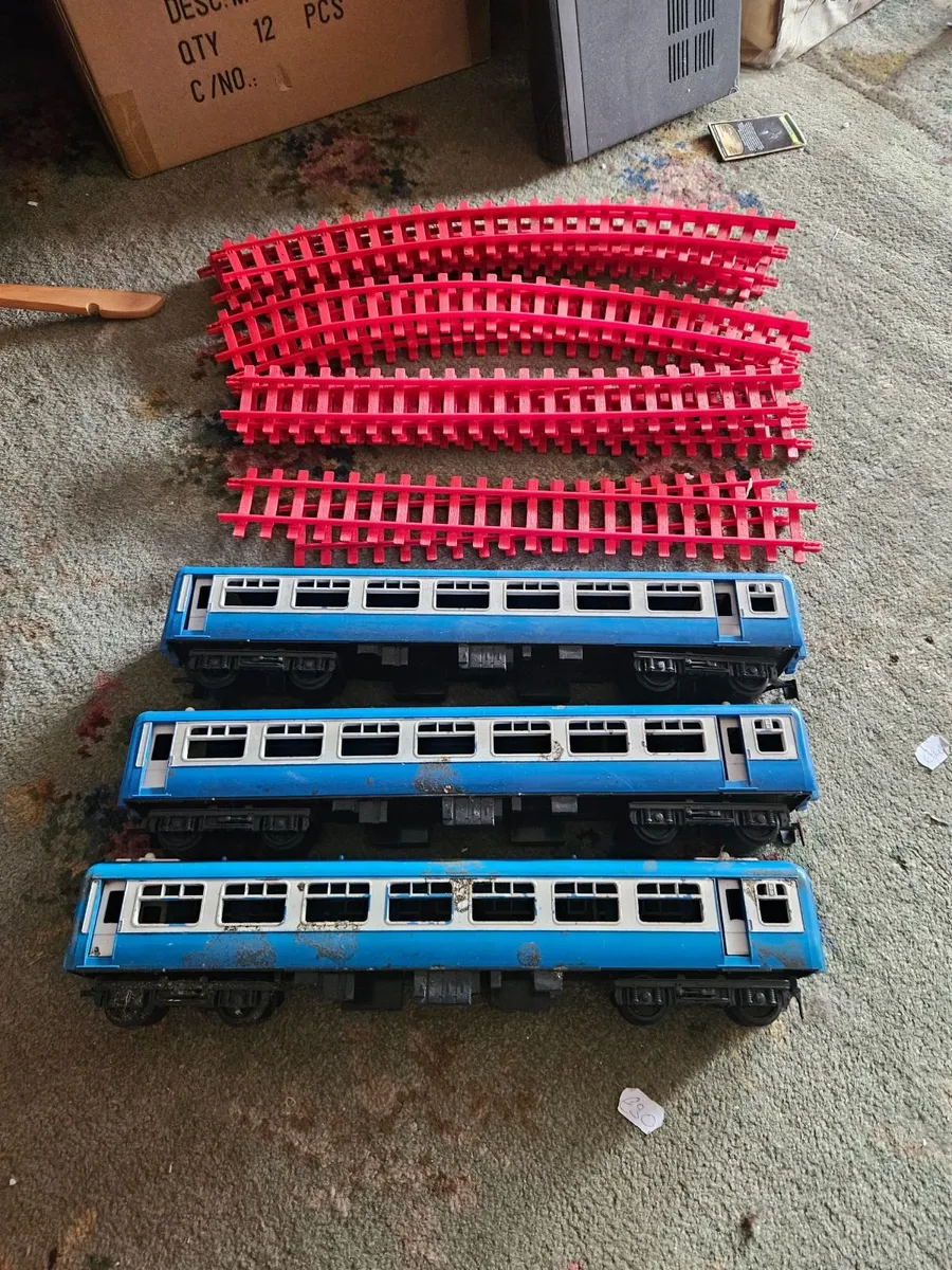 Hornby Big Train Carraiges Track - Image 1