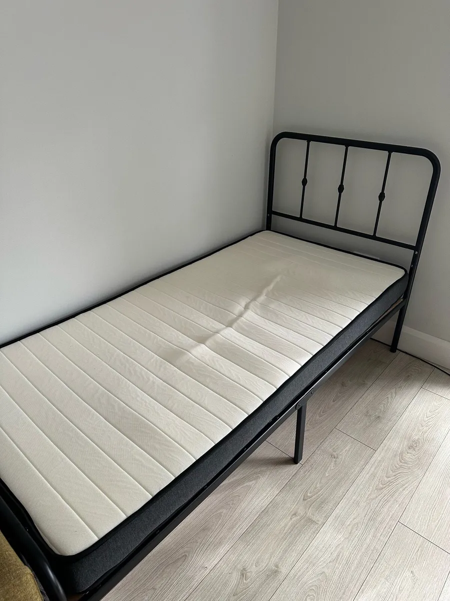 Single bed with mattress - Image 1