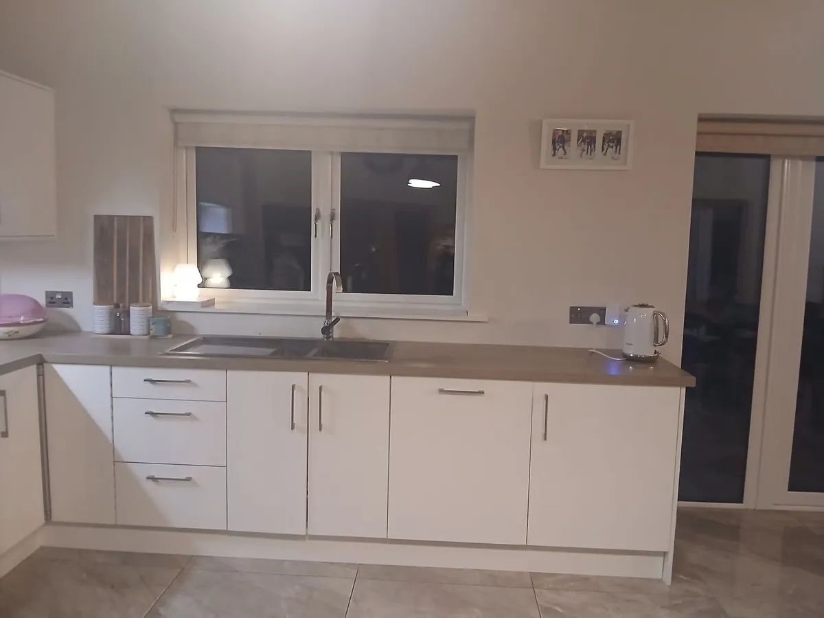 White gloss kitchen - Image 1