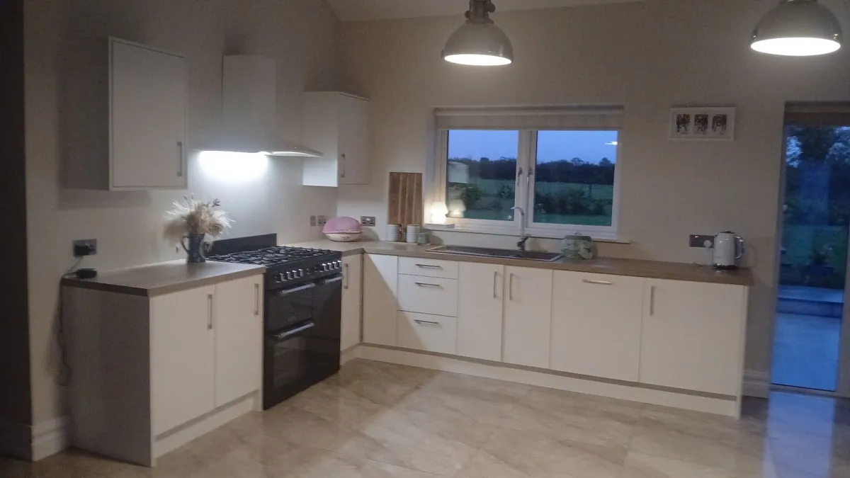 White gloss kitchen - Image 2