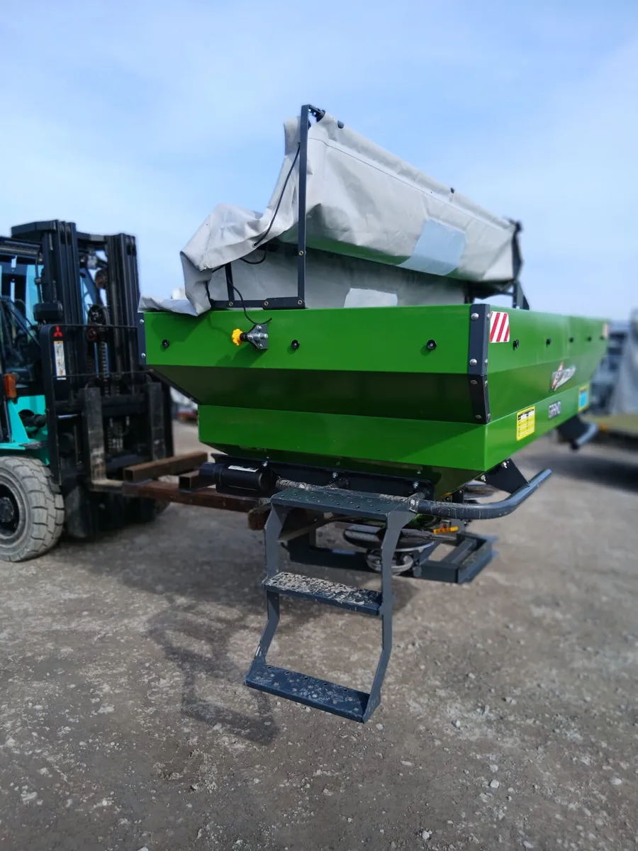 Tolmet fertiliser spreader - Image 3