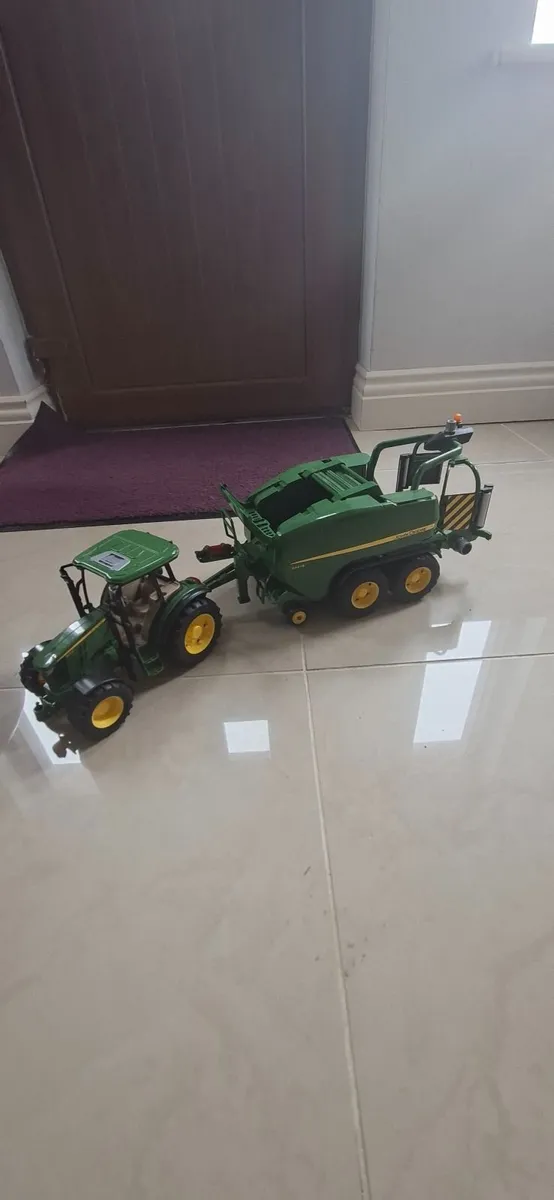 Kids tractor and bailer - Image 1