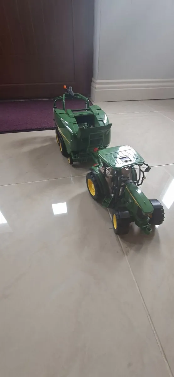 Kids tractor and bailer - Image 2