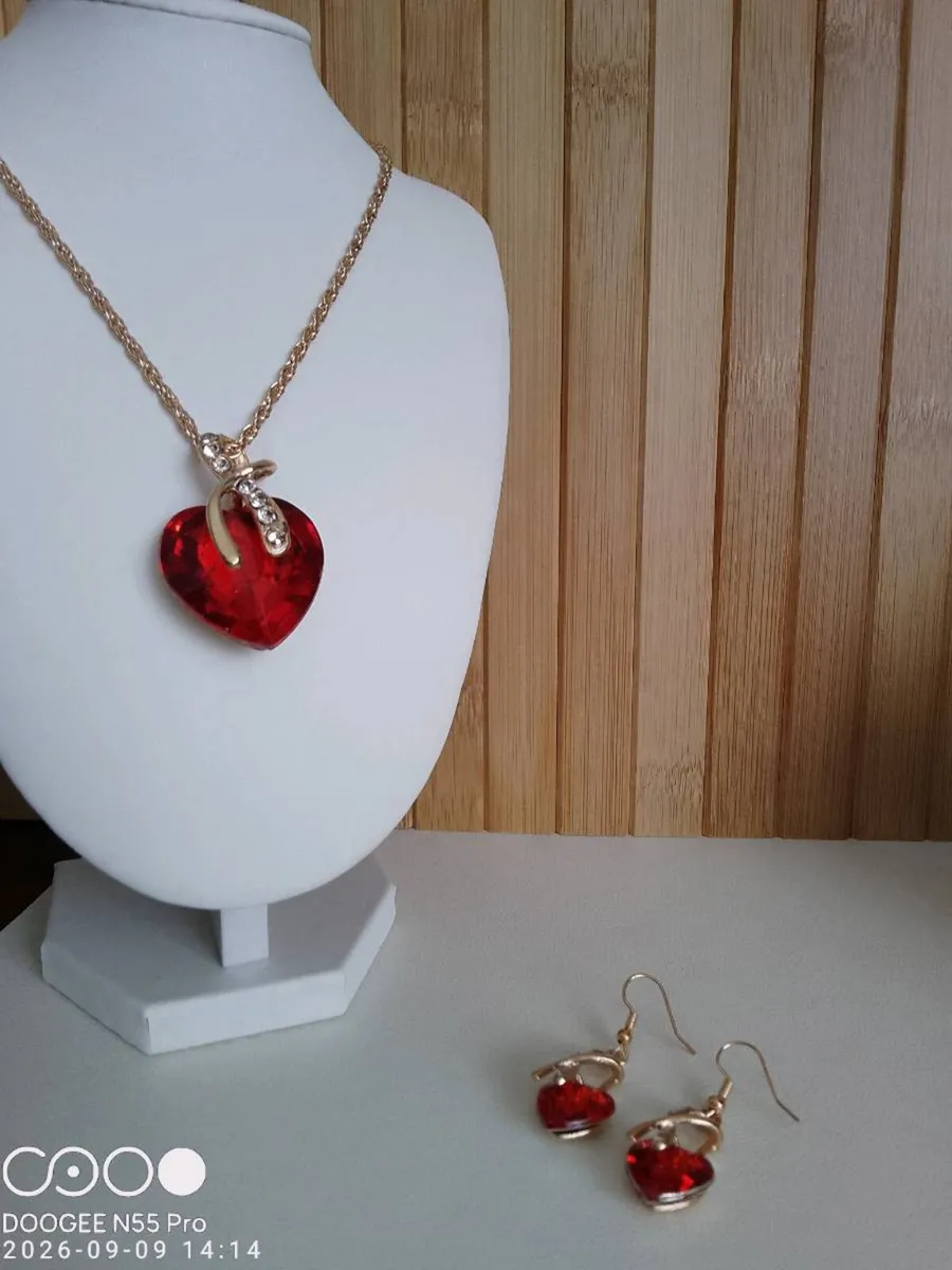 Women's Vintage Style Costume Necklace and Earring - Image 1