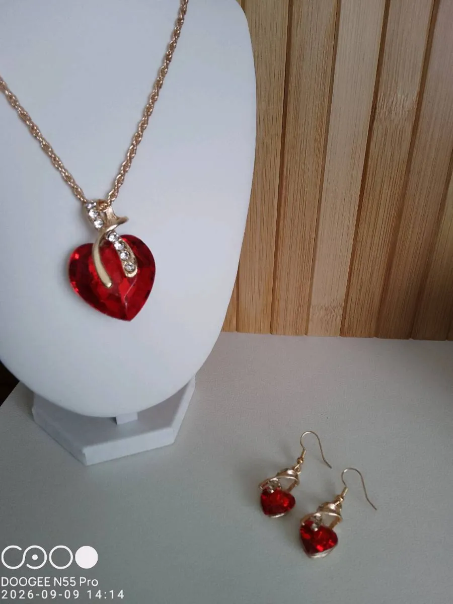 Women's Vintage Style Costume Necklace and Earring - Image 2