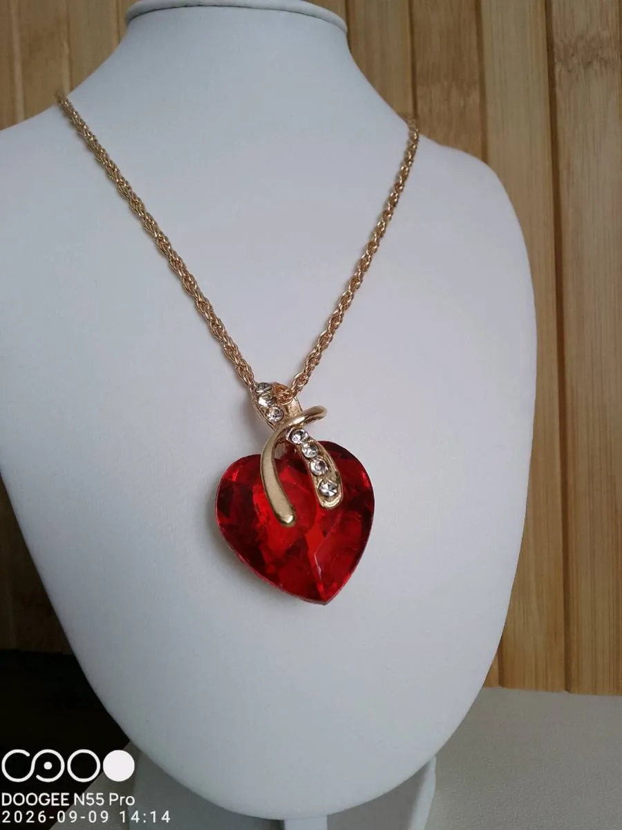 Women's Vintage Style Costume Necklace and Earring - Image 3