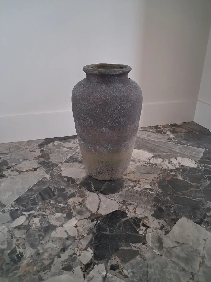 Stone vase - Image 2