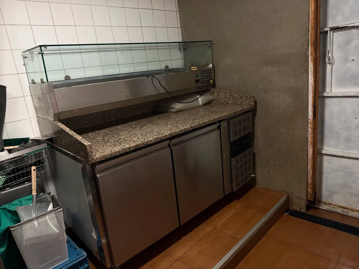 Refrigerated pizza preparation table - Image 1