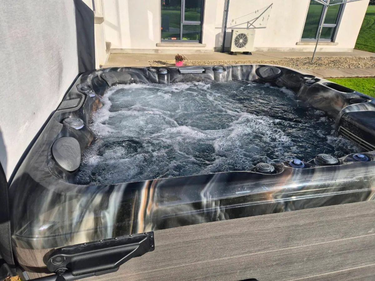 Hot tub - Image 1