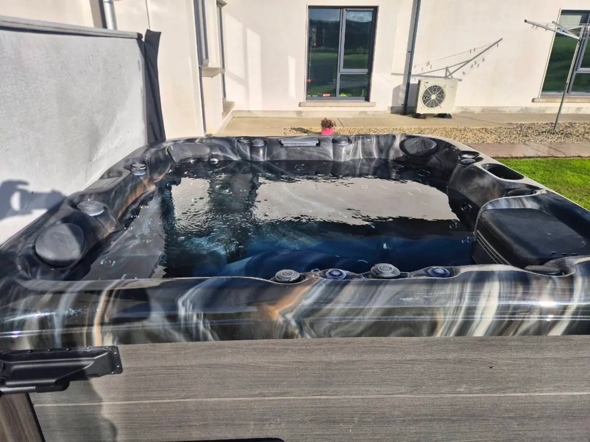 Hot tub - Image 2