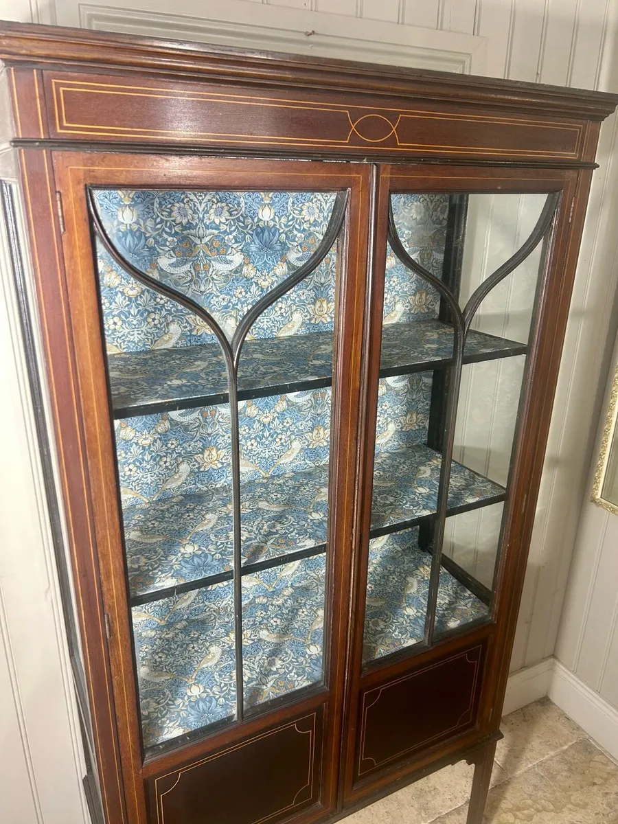 Antique cabinet - Image 1