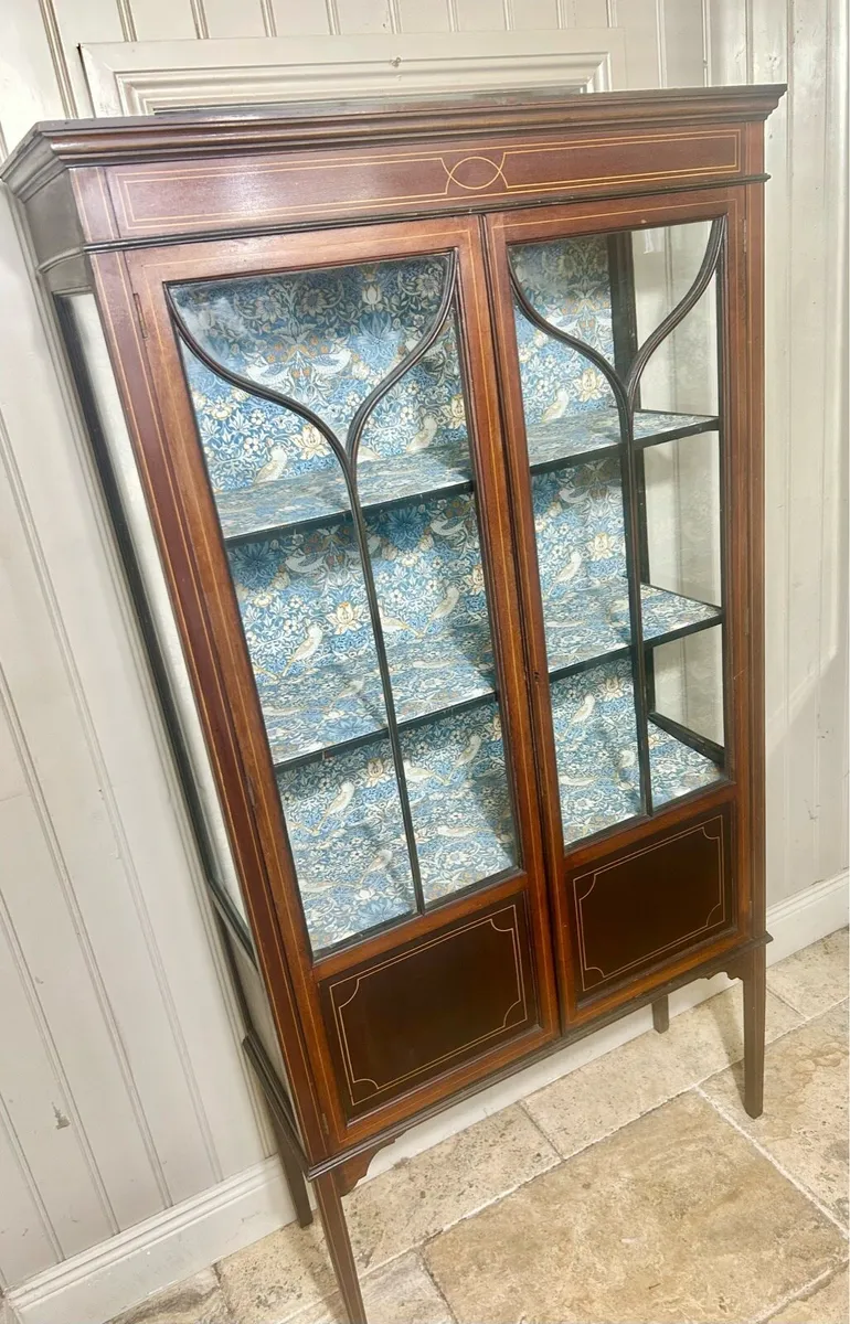 Antique cabinet - Image 2