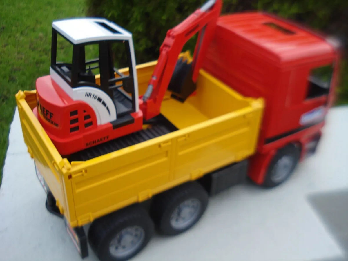 BRUDER MERCEDES 4143 TIPPER & MINI EXCAVATOR. - Image 3