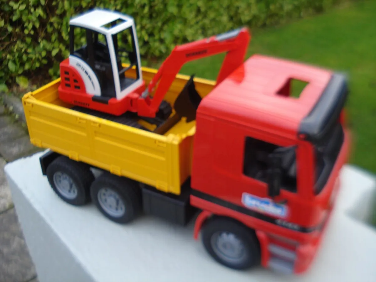 BRUDER MERCEDES 4143 TIPPER & MINI EXCAVATOR. - Image 2
