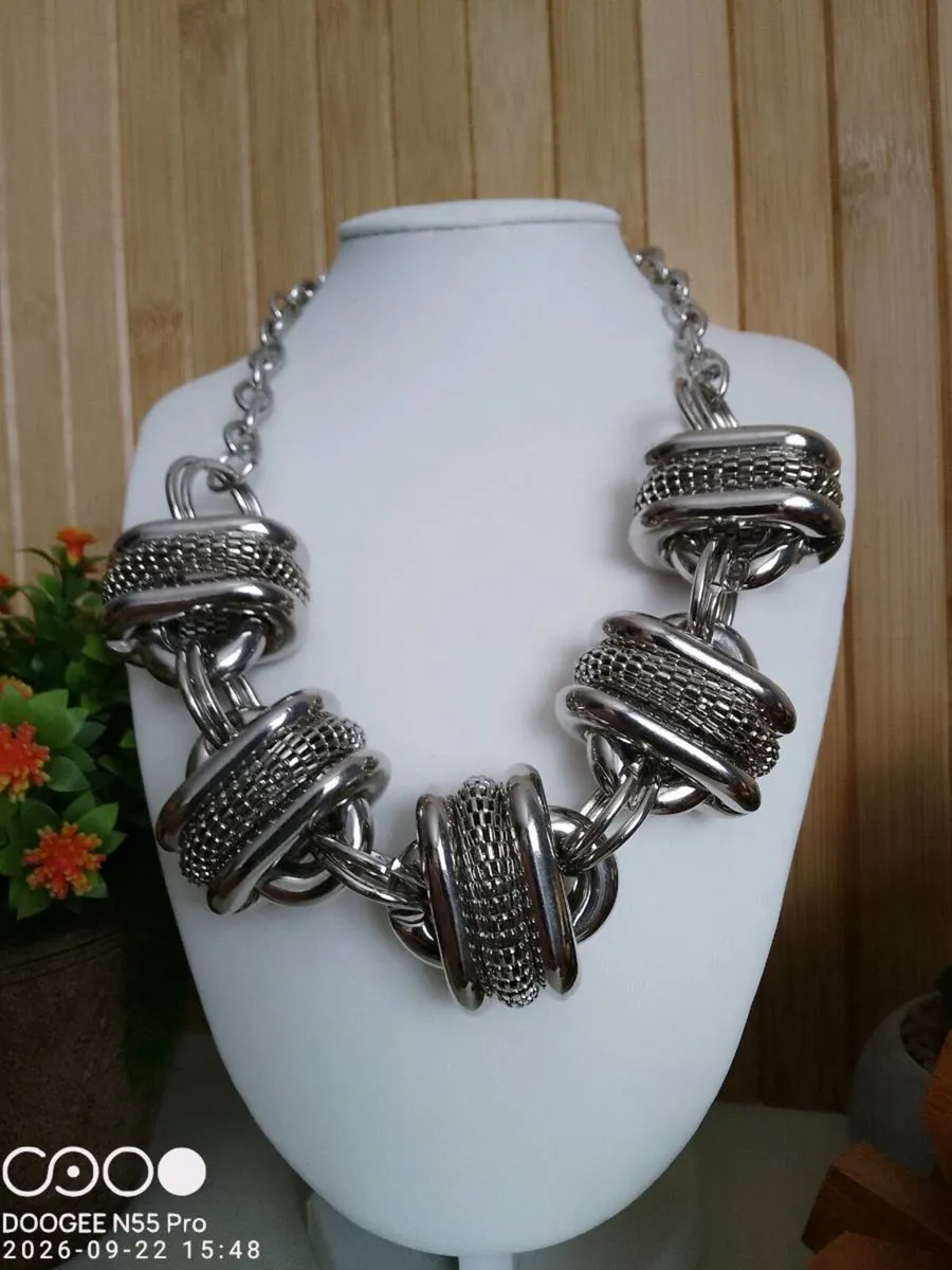 Women's Vintage Style Necklace - Image 2