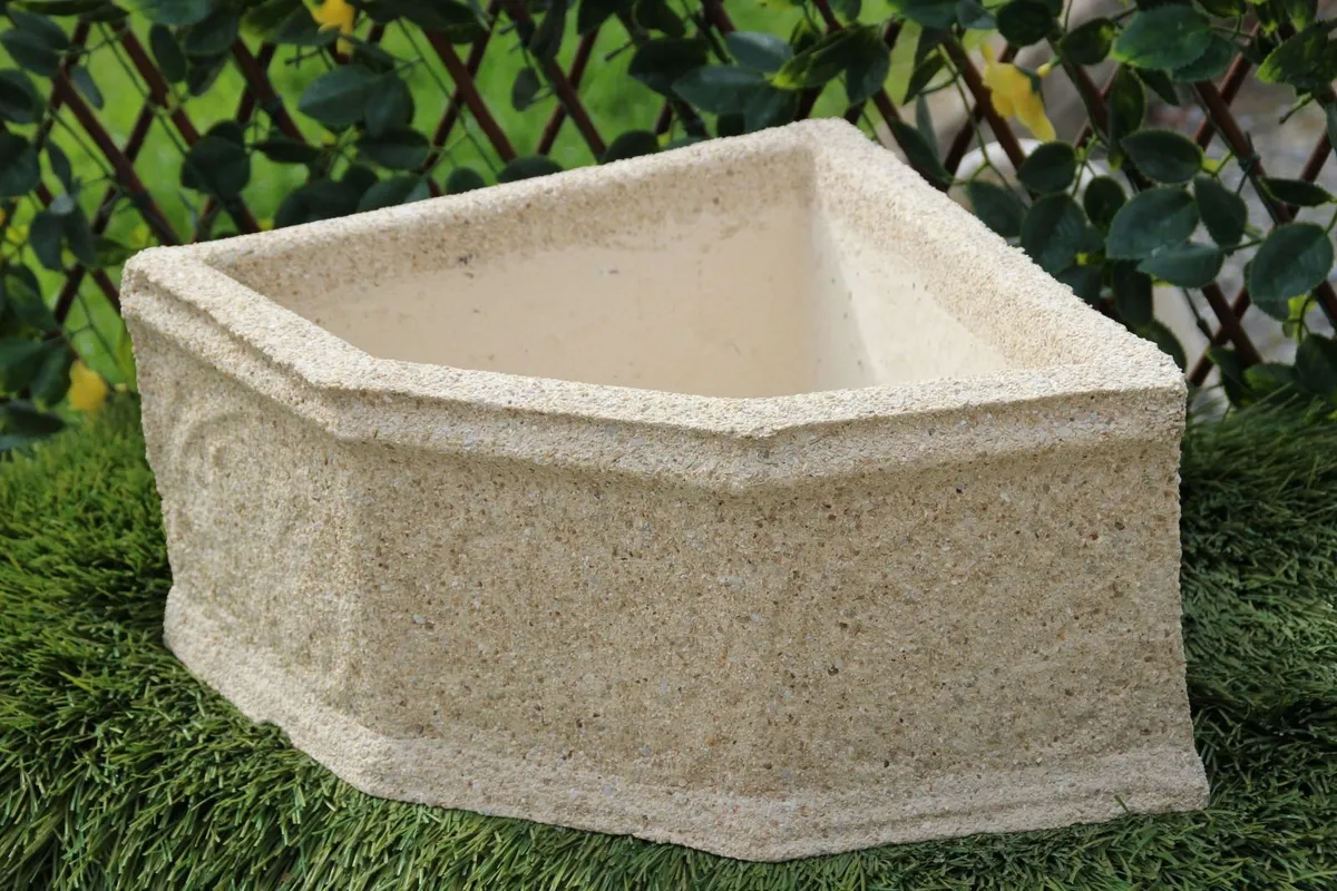 Reconstituted sandstone Large Corner pot - Image 4