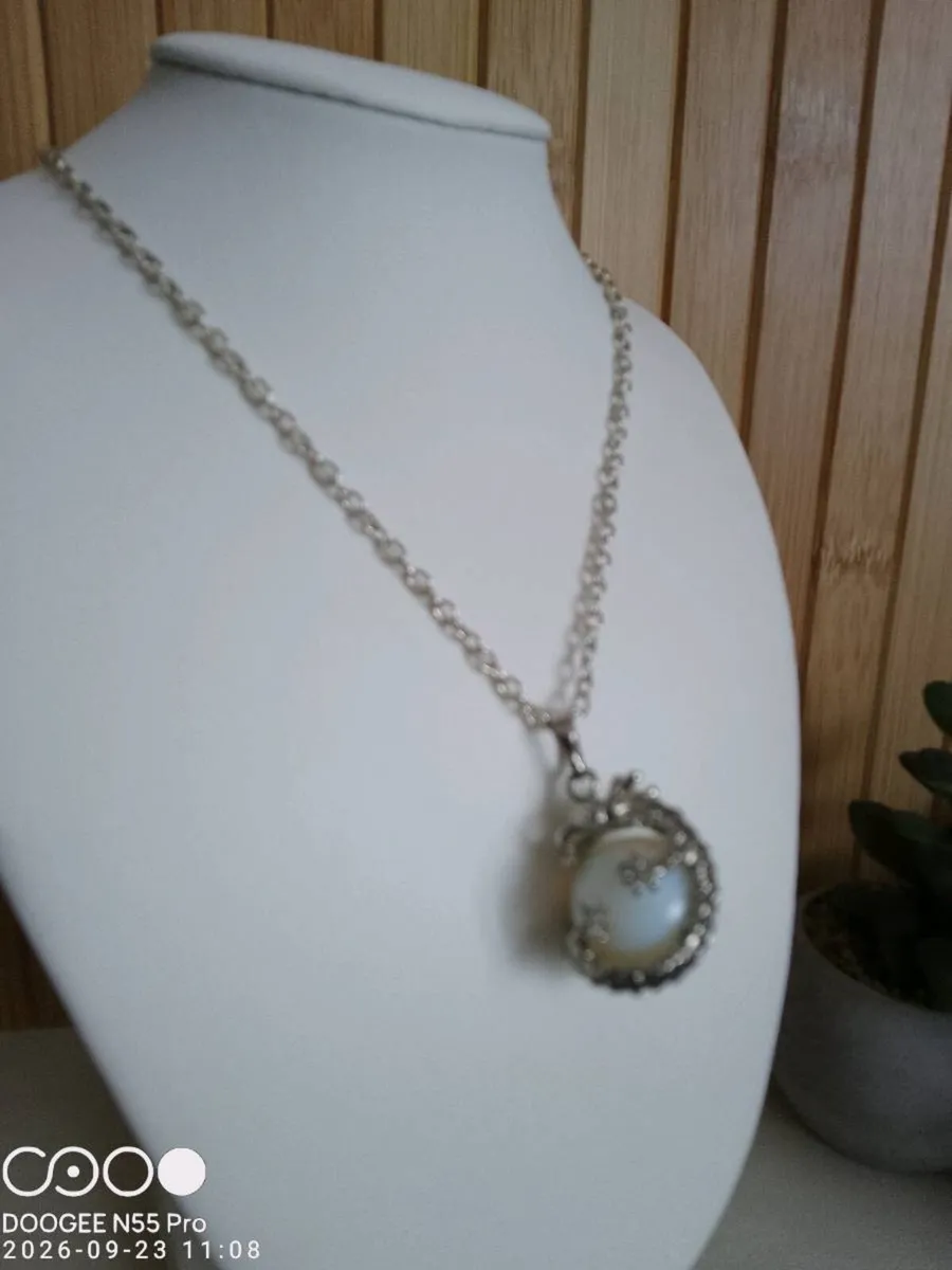 Women's Vintage Style Necklace - Image 1