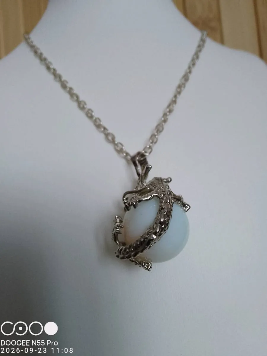 Women's Vintage Style Necklace - Image 3