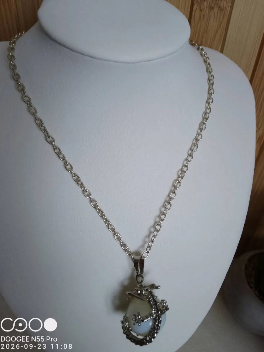 Women's Vintage Style Necklace - Image 4