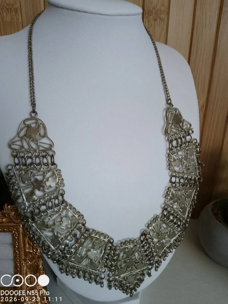 Women's Vintage Style Necklace - Image 3