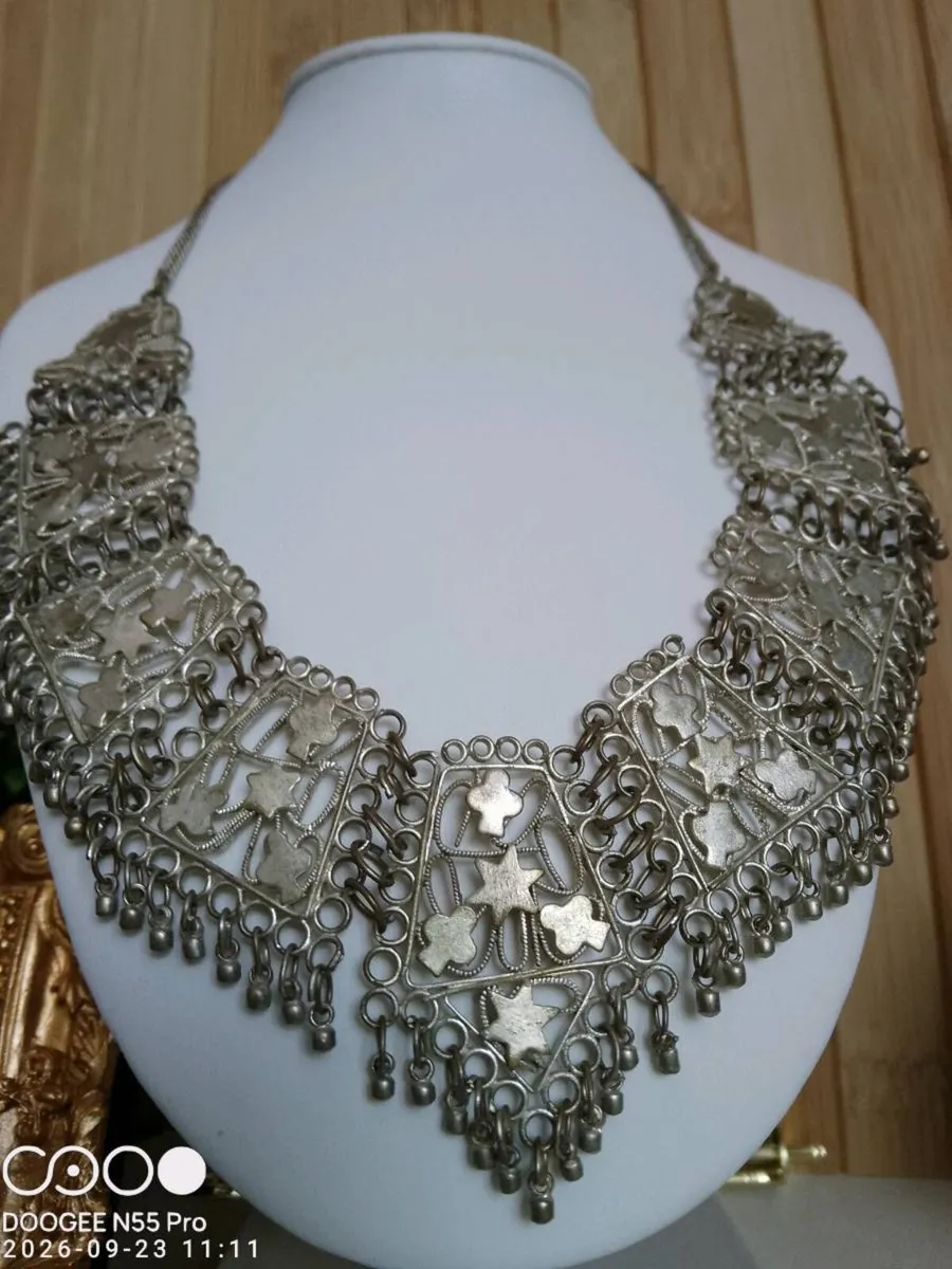 Women's Vintage Style Necklace - Image 4